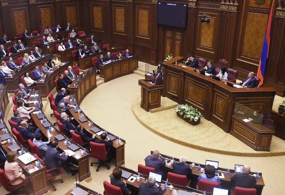 Ermənistanda seçki məcəlləsi ilə bağlı qanunu prezidentin əvəzinə parlamentin spikeri imzalayıb