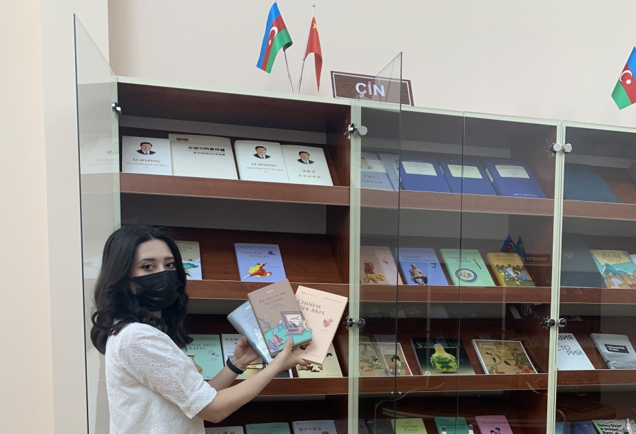 Çinin ölkəmizdəki səfirliyi Milli Kitabxanaya kitablar hədiyyə edib