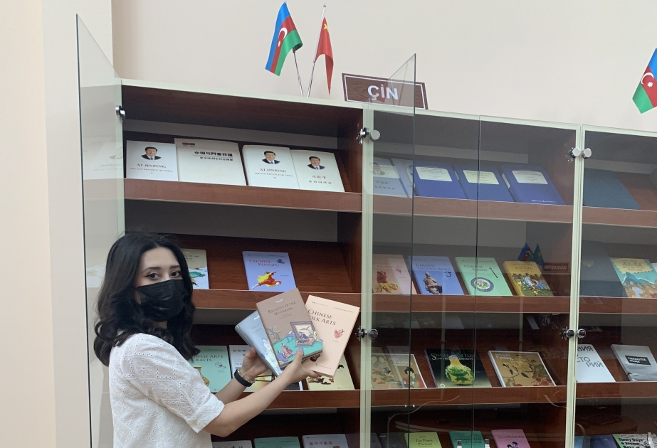 La Embajada de China en Azerbaiyán donó libros a la Biblioteca Nacional Azerbaiyana