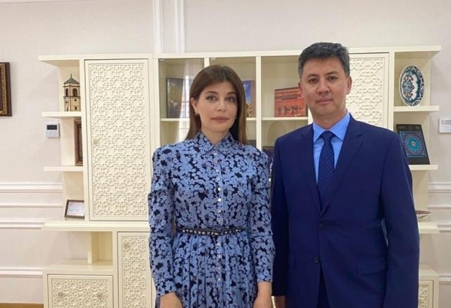 Diplomático kirguís presenta libros a la biblioteca de la Fundación Internacional de Cultura y Patrimonio Turcos