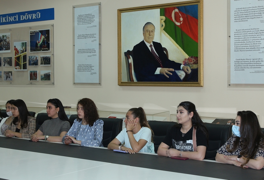 Tələbələr “Nizami Gəncəvi İli” ilə bağlı AMM-də keçirilən tədbirdə iştirak ediblər
