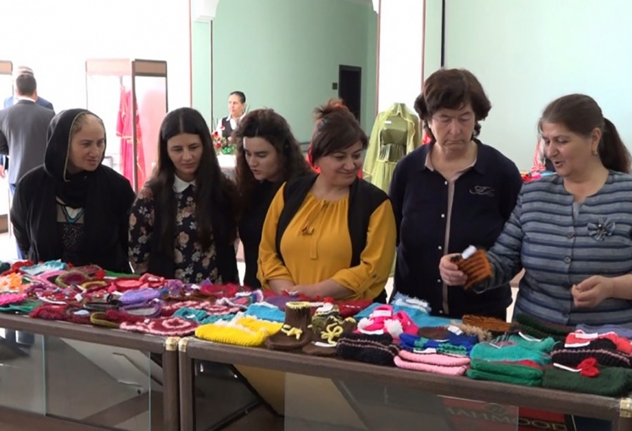Babək rayonunda istedadlı qadınların əl işləri sərgilənib
