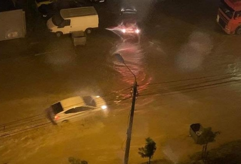 Güclü yağış Tbilisinin bəzi küçələrində problemlər yaradıb