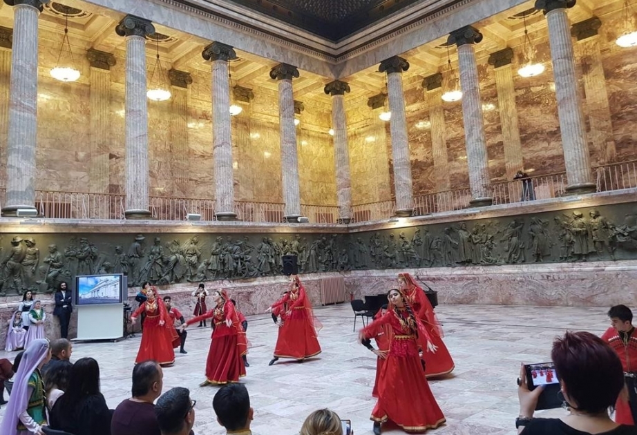 Los amantes del arte disfrutan del arte de tejer alfombras azerbaiyanas