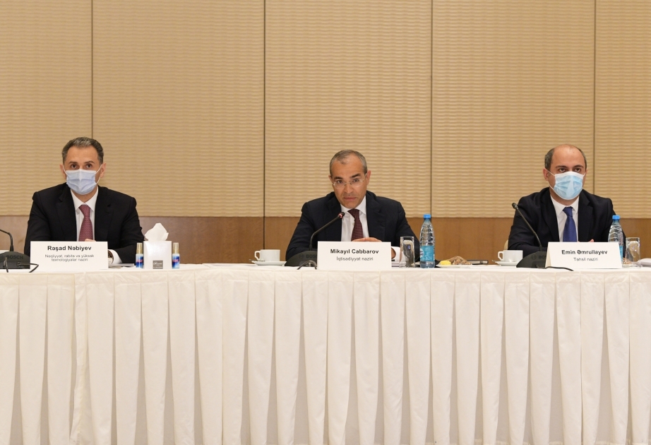 Ministros azerbaiyanos debaten sobre educación, innovación y economía
