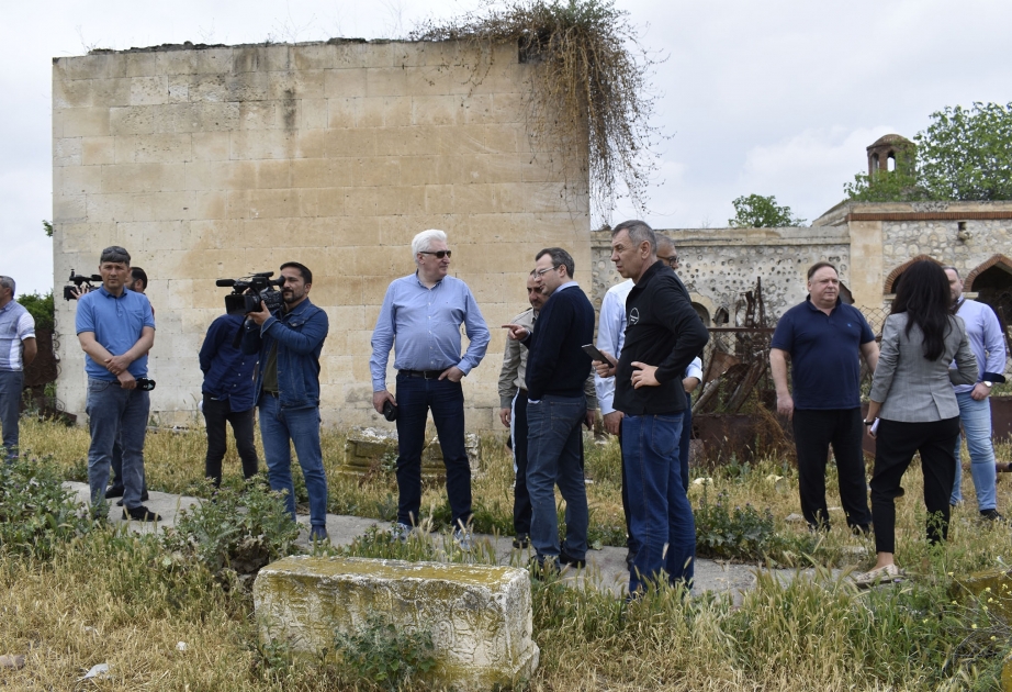Visitantes rusos fueron testigos del vandalismo armenio perpetrado en el cementerio de Imaret de Aghdam