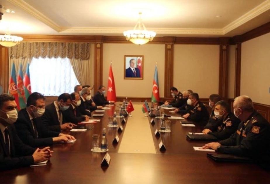 Ministro de Defensa de Azerbaiyán se reúne con una delegación de la industria de defensa turca