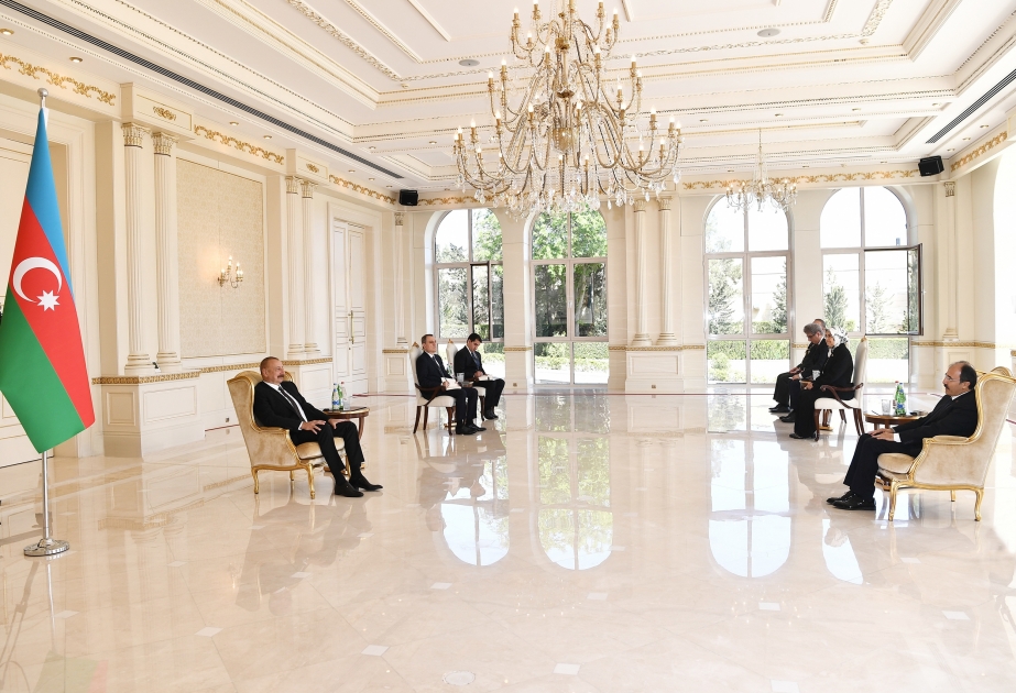 Präsident Ilham Aliyev empfängt neuen Botschafter der Türkei zur Entgegennahme des Beglaubigungsschreibens VIDEO