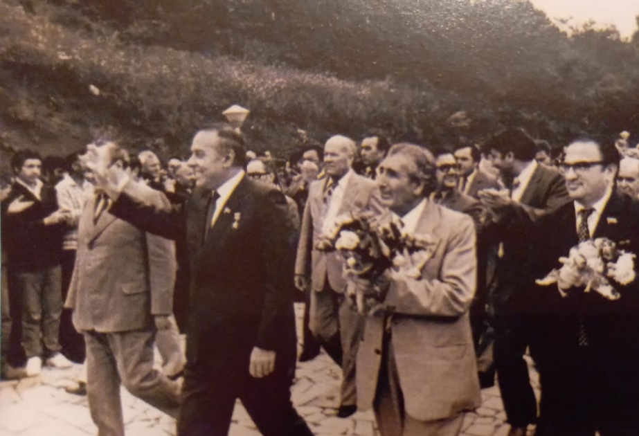 Əyyub Şırlanlı: Sən ürək yerinə sığdın sinəmə...