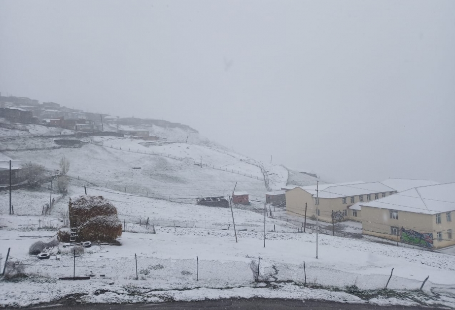 Le village de Khynalyg couvert de neige