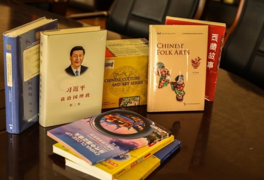 中国驻阿大使馆向巴库国立大学科学图书馆赠送书籍