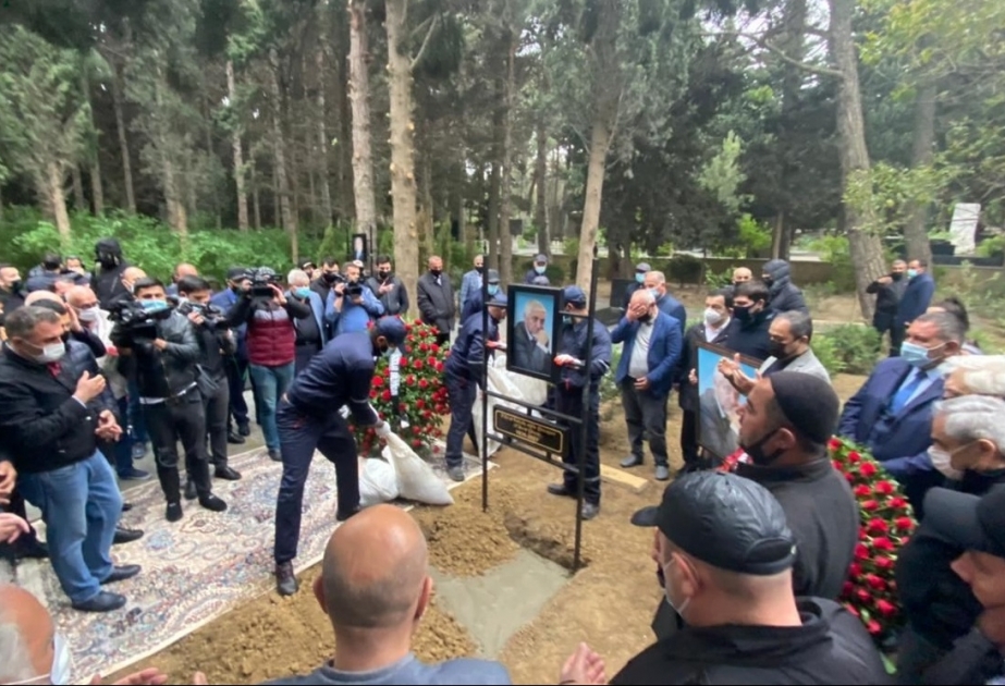 Xalq şairi Fikrət Qoca son mənzilə yola salınıb