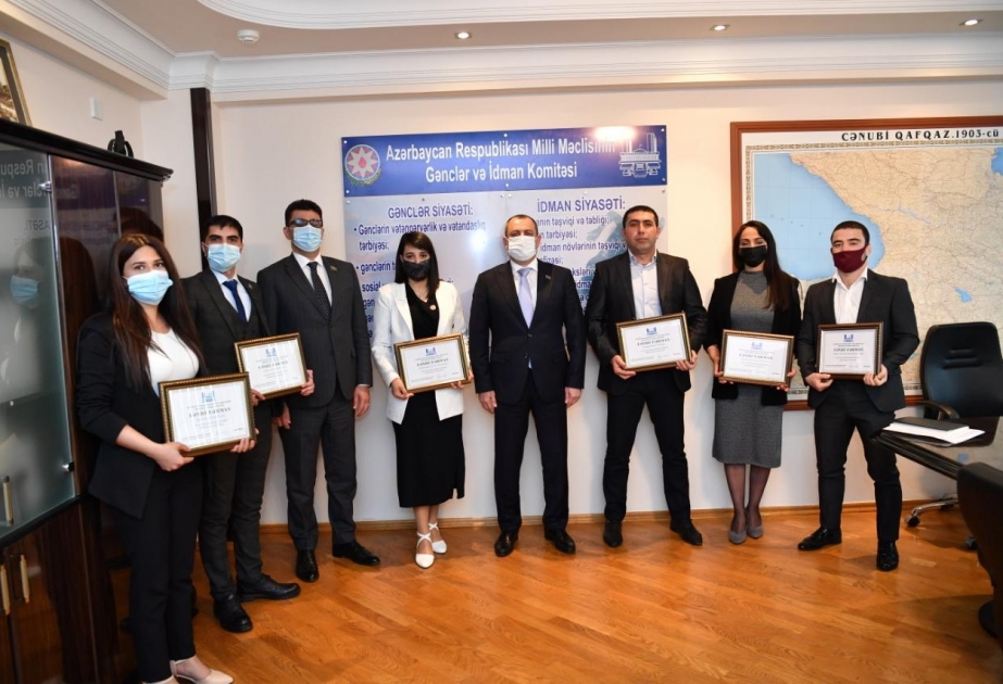 Milli Məclis sədrinin müavini Adil Əliyev bir qrup gənc müəllimlə görüşüb