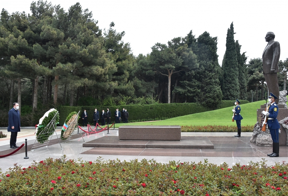 El primer ministro georgiano rinde homenaje al líder nacional Heydar Aliyev
