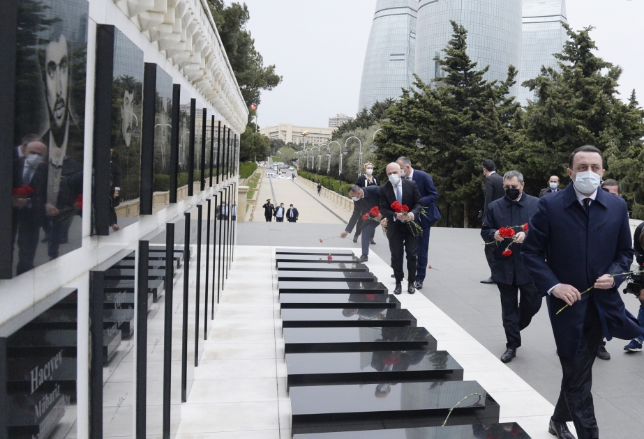 El primer ministro georgiano rinde homenaje a los Mártires azerbaiyános