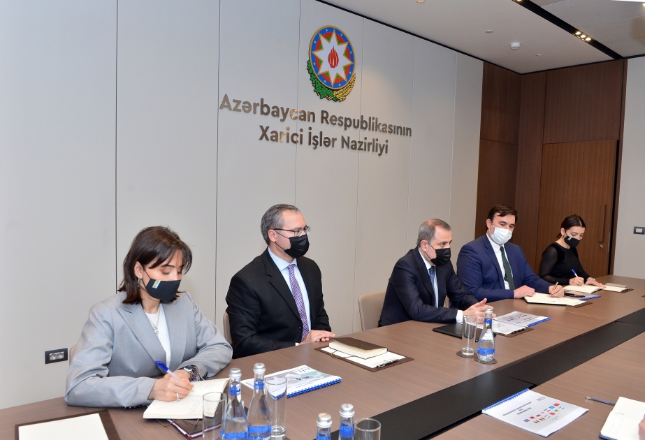 Canciller azerbaiyano se reunió con el secretario general de TRACECA