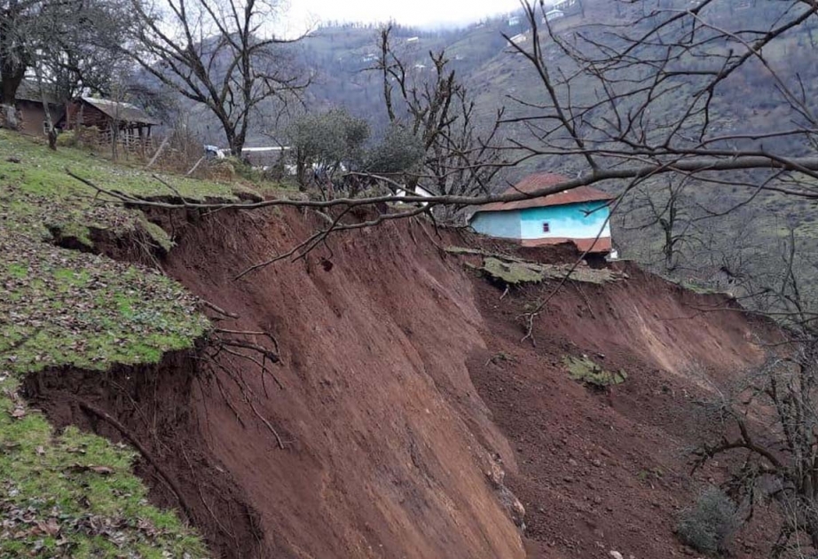 Astarada torpaq sürüşməsi nəticəsində evləri qəzalı vəziyyətə düşmüş Şümrüd kənd sakinləri ilə görüş keçirilib