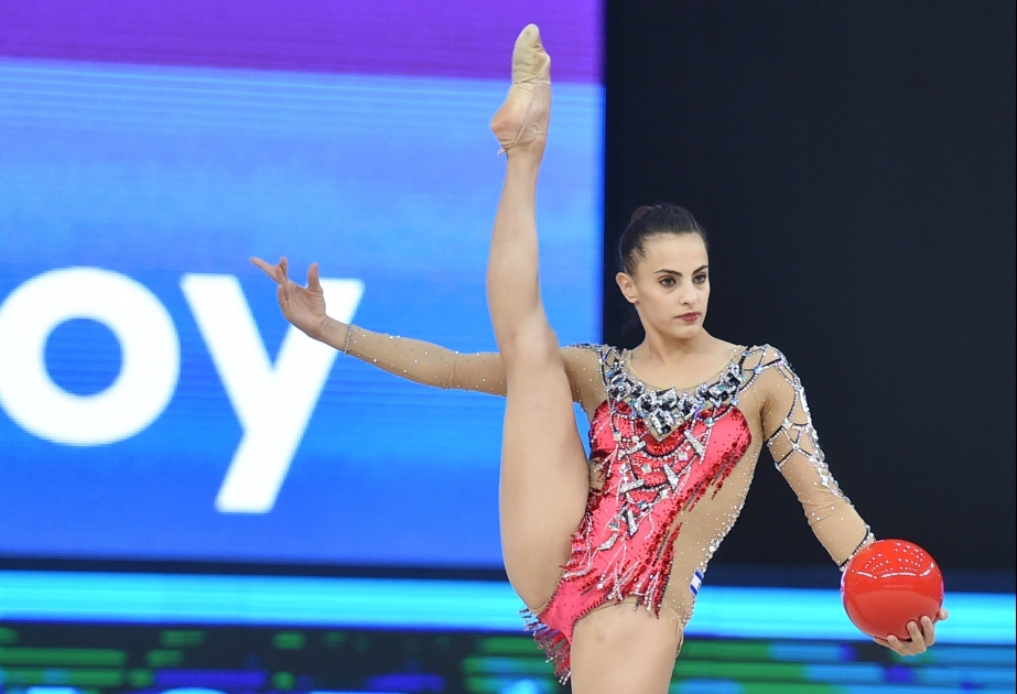 La gimnasta israelí lidera la rutina de aro en la Copa del Mundo
