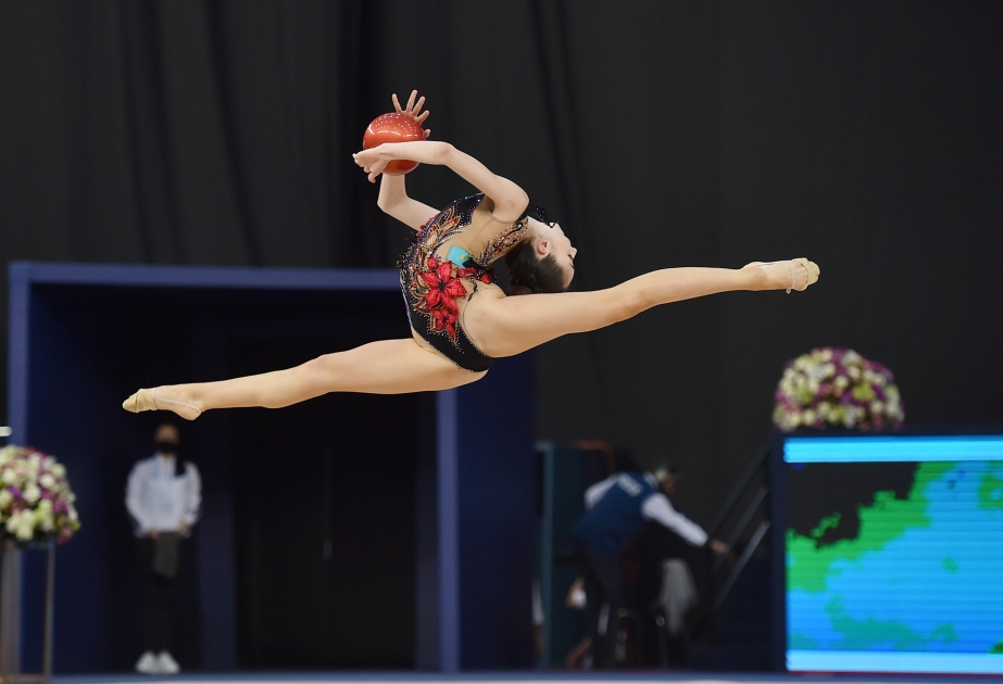 Azərbaycan gimnastları Zöhrə Ağamirova və Arzu Cəlilova top ilə proqramlarını təqdim ediblər