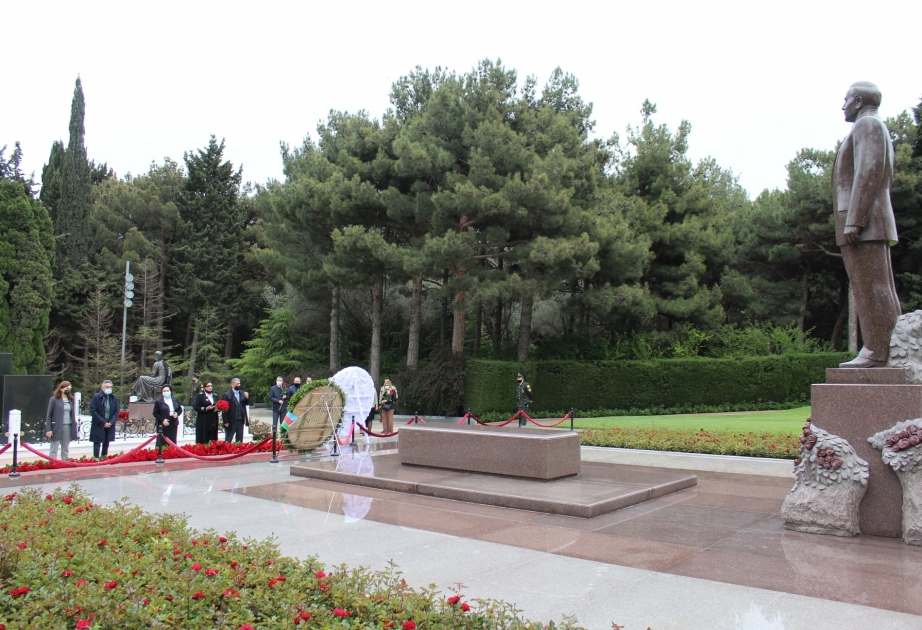 Bakı Slavyan Universitetinin müəllim və tələbələri ümummilli lider Heydər Əliyevin məzarını ziyarət ediblər
