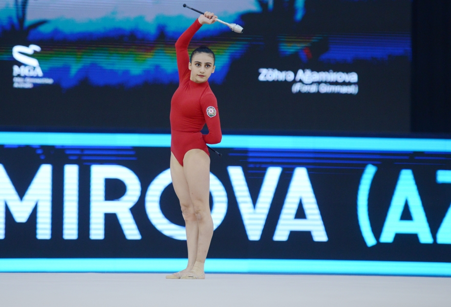 Azərbaycan gimnastları Zöhrə Ağamirova və Arzu Cəlilova gürzlər ilə proqramlarını təqdim ediblər