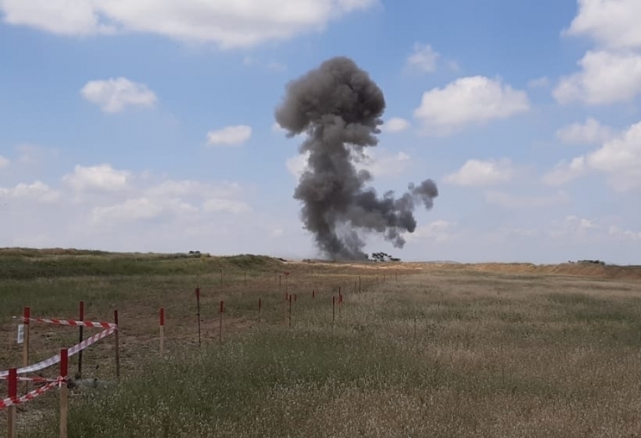 Los periodistas observaron la limpieza de minas y municiones sin explotar colocadas por los armenios en los territorios azerbaiyanos
