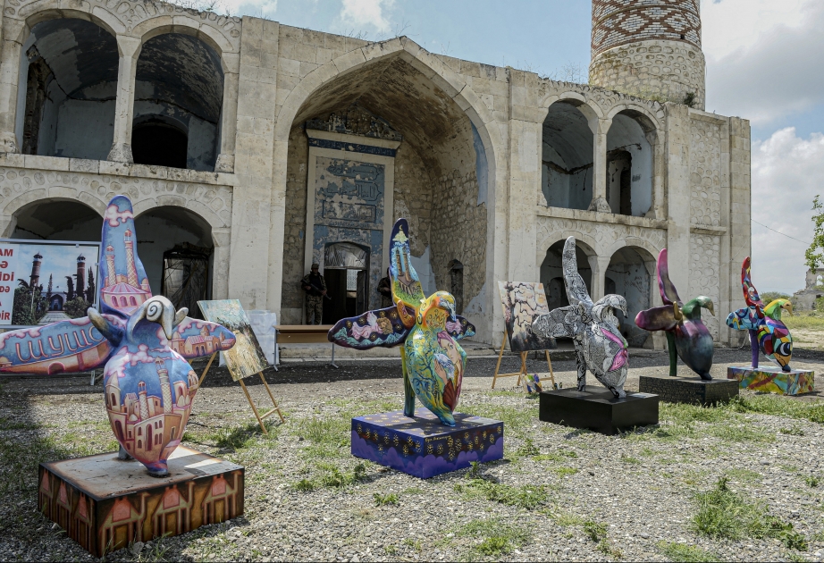 Beynəlxalq incəsənət festivalının rəssamları işğaldan azad olunan ərazilərdə “Xarıbülbül” maketlərini ərsəyə gətiriblər VİDEO