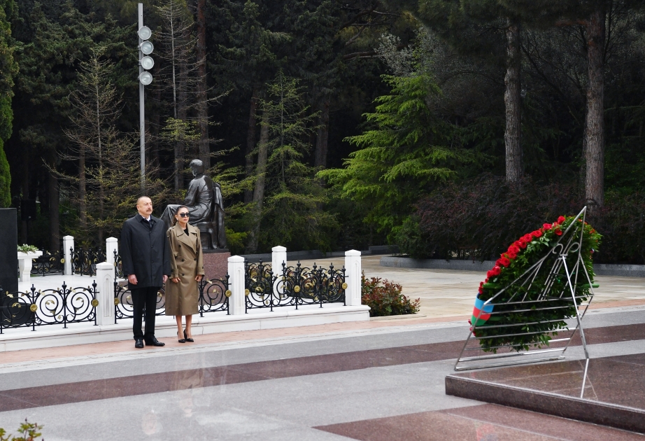 Prezident İlham Əliyev və birinci xanım Mehriban Əliyeva ulu öndər Heydər Əliyevin məzarını ziyarət ediblər VİDEO