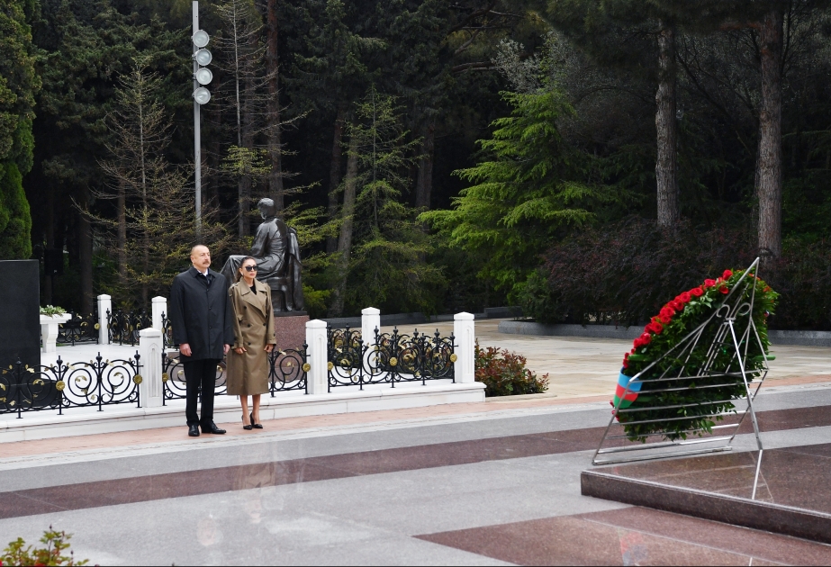 President Ilham Aliyev and first lady Mehriban Aliyeva visited tomb of national leader Heydar Aliyev VIDEO