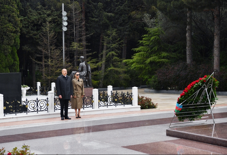 Präsident Ilham Aliyev und First Lady Mehriban Aliyeva besuchen Grabmal von Nationalleader Heydar Aliyev VIDEO