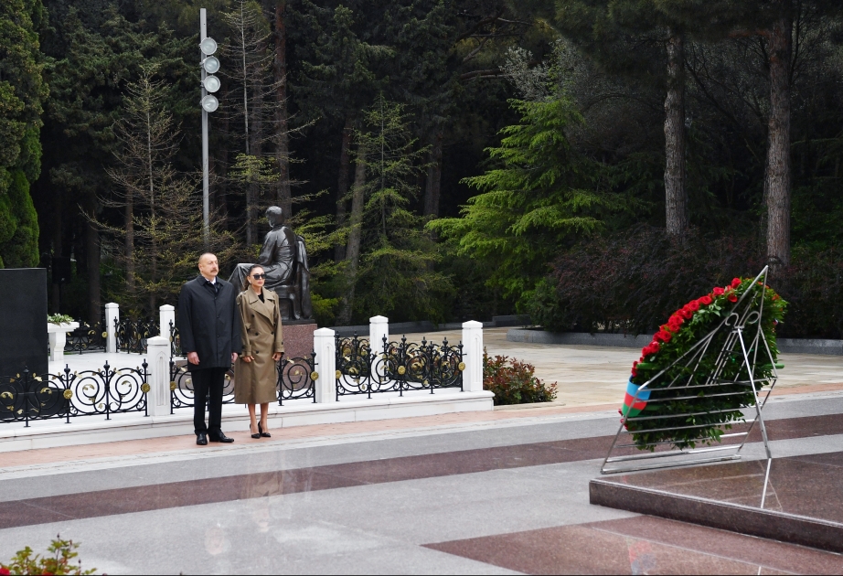 Ilham Aliyev y Mehriban Aliyeva visitaron la tumba del líder nacional Heydar Aliyev