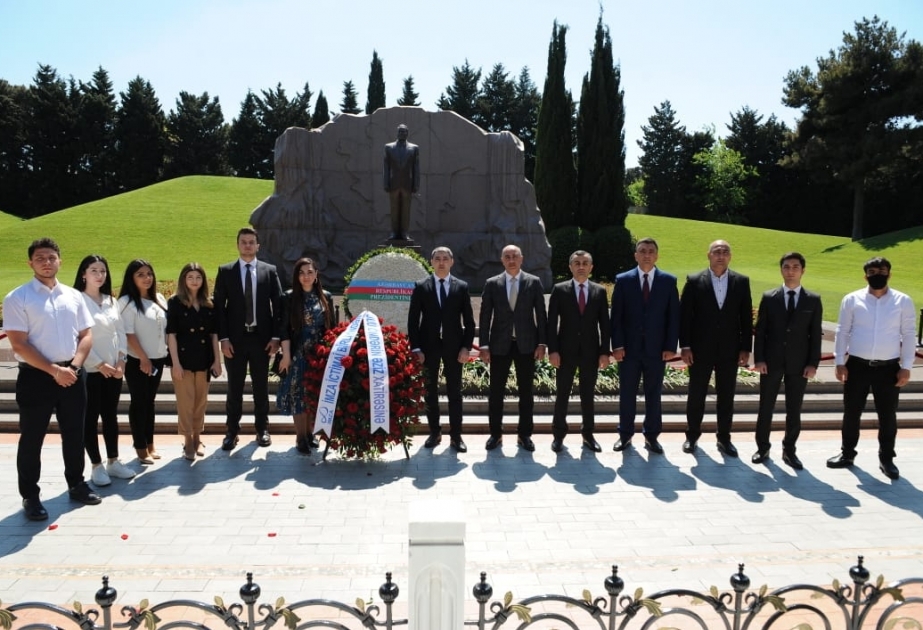 “İMZA” İctimai Birliyinin kollektivi Fəxri xiyabanda ulu öndər Heydər Əliyevin xatirəsini anıb