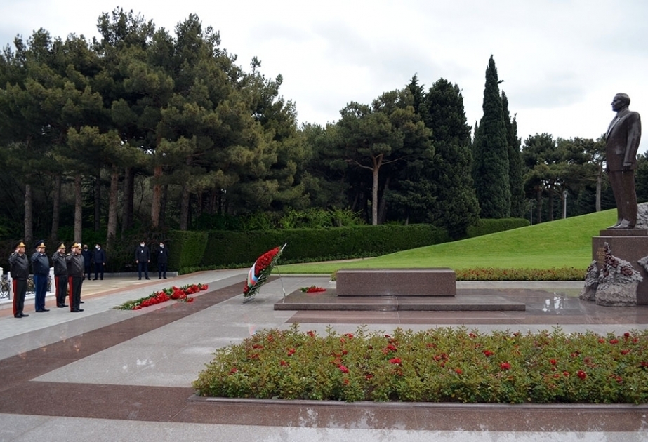 La dirección del Ministerio de Defensa rinde homenaje al líder nacional