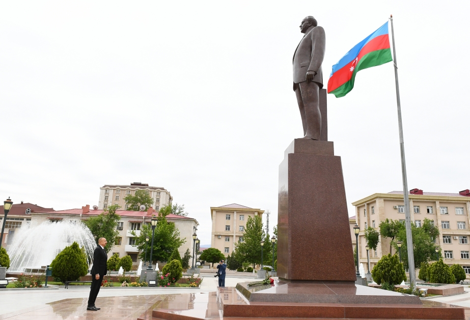 President Ilham Aliyev visited statue of national leader Heydar Aliyev in Nakhchivan VIDEO