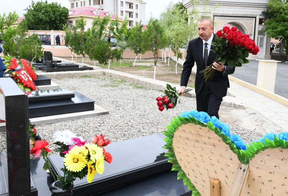 Le président Ilham Aliyev visite le cimetière urbain de Nakhtchivan, où gisent les martyrs de la Guerre patriotique VIDEO