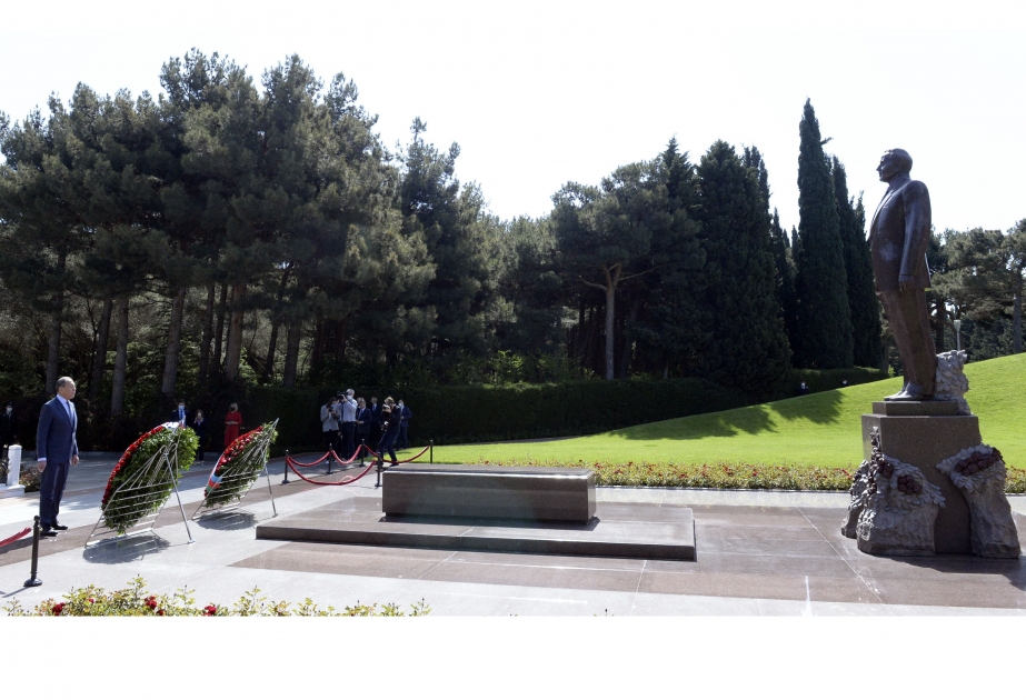 Russian FM visits tomb of national leader Heydar Aliyev