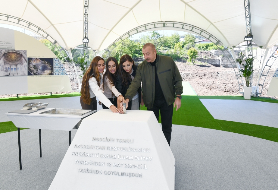 Präsident Ilham Aliyev legt den Grundstein für eine neue Moschee in Schuscha VIDEO