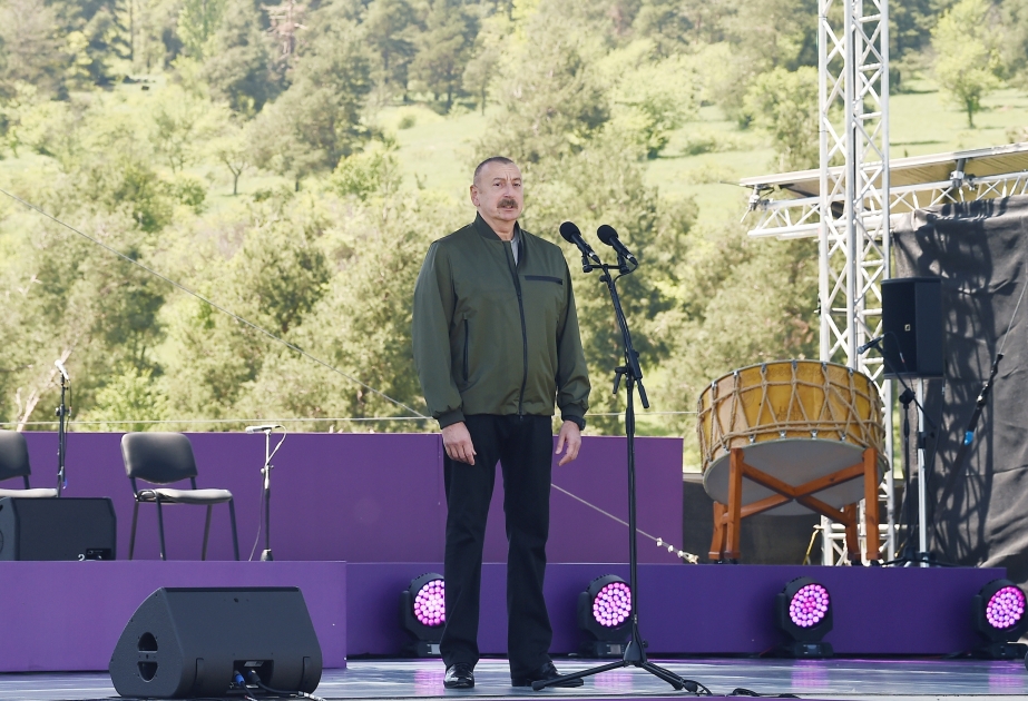 Präsident Ilham Aliyev und First Lady Mehriban Aliyeva nehmen am Musikfestival "Khari-Bulbul" in Schuscha teilVIDEO