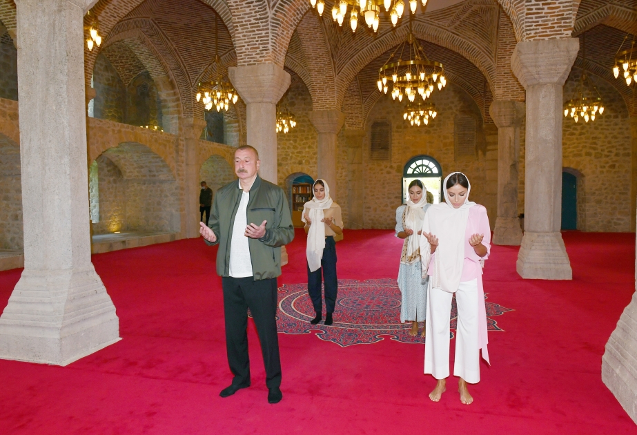 Präsident Ilham Aliyev besucht Yukhary Govharagha-Moschee in Schuscha VIDEO