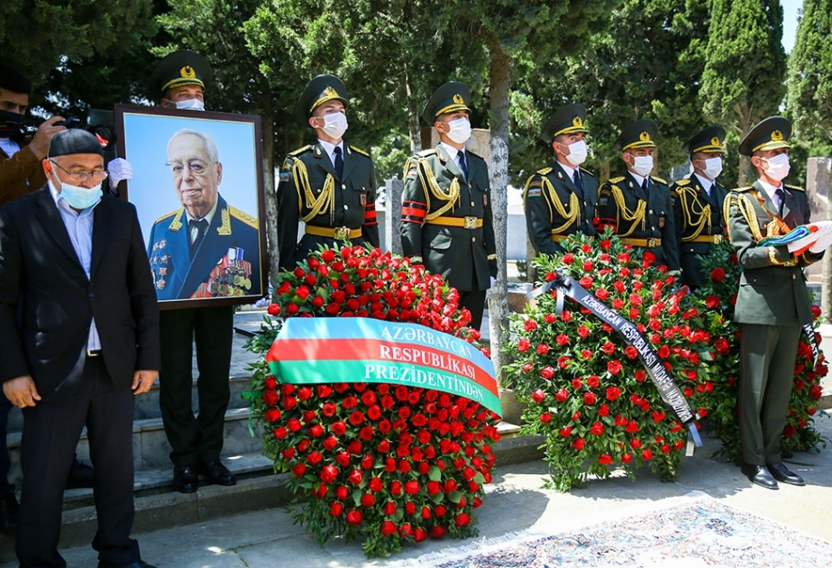 İstefada olan general-polkovnik Tofiq Ağahüseynov son mənzilə yola salınıb