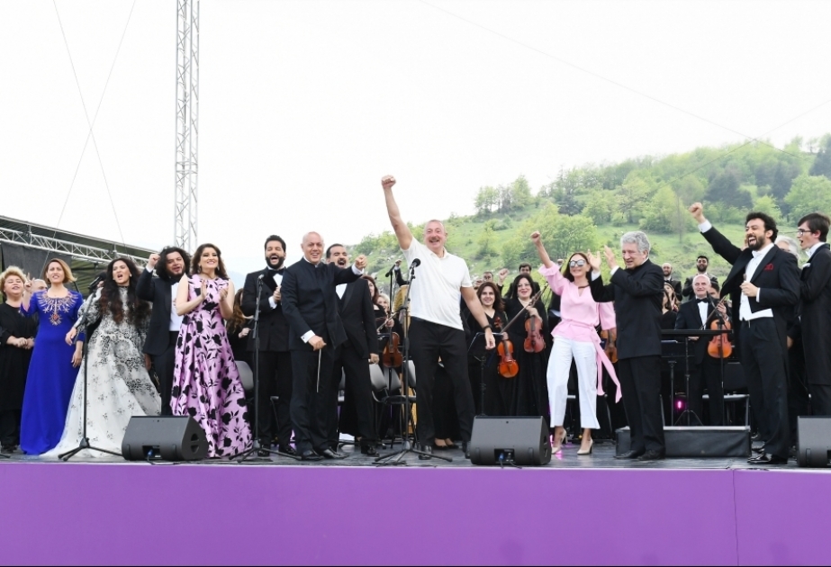 Toy-büsatın, bayramların bol olsun, doğma Şuşa!