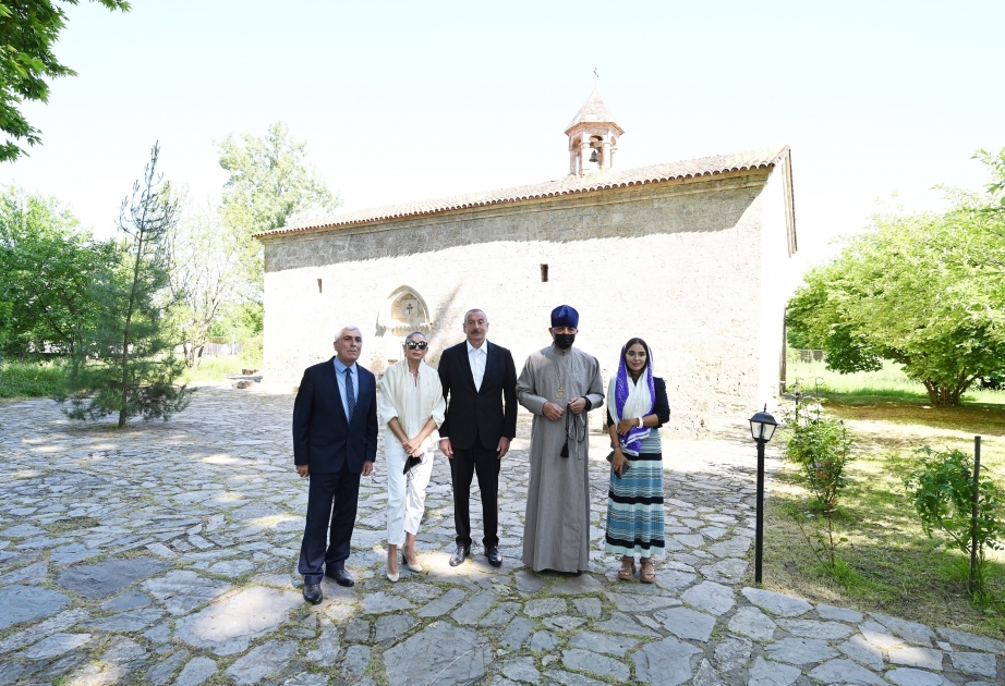 Präsident Ilham Aliyev besucht Mittelschule Nr. 1 und St. Elisa Jotaari Kirche im Dorf Nij in Gabala VIDEO