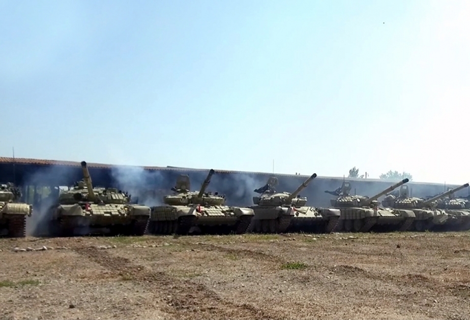 Las unidades de carros de combate del Ejército de Azerbaiyán cumplen las tareas asignadas