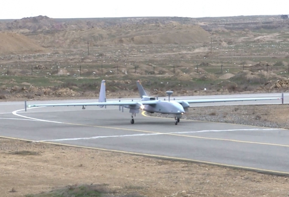Las tropas de los vehículos aéreos no tripulados cumplen las tareas de entrenamiento en el curso de los ejercicios