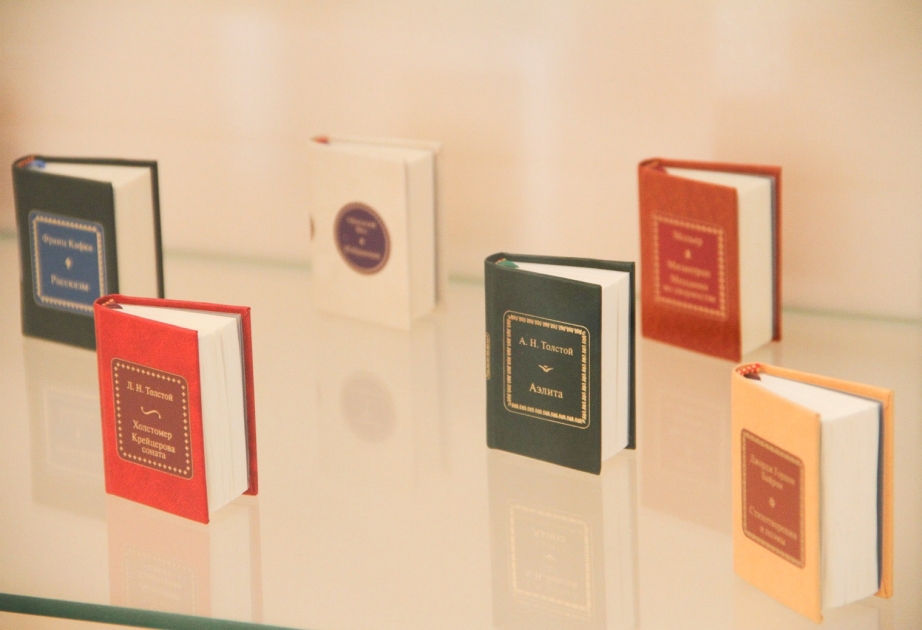 Miniatür Kitab Muzeyinin Gəncə filialında 29 ölkədə çap edilmiş 1111 miniatur kitab nümayiş olunur