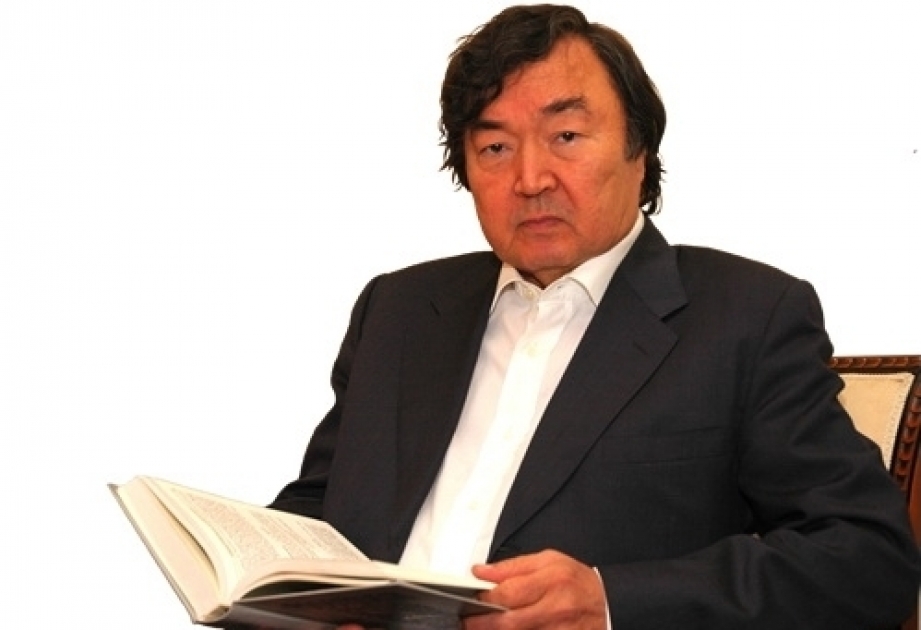 Olzhas Suleimenov recibe la Orden de "Sharaf"