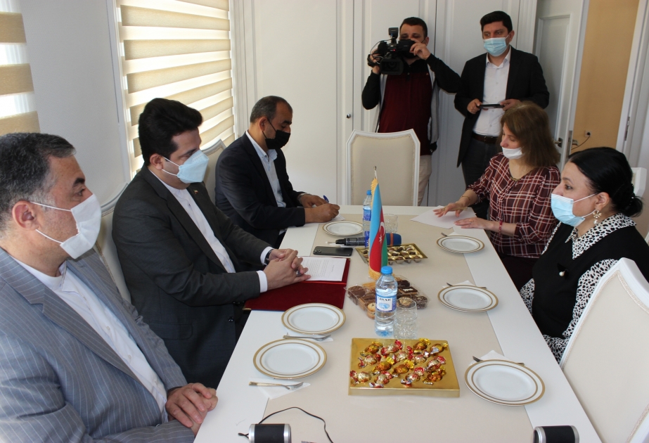 İran səfirliyinin Mədəniyyət Mərkəzinin Şərqşünaslıq İnstitutuna hədiyyə etdiyi kitabların təqdimatı olub