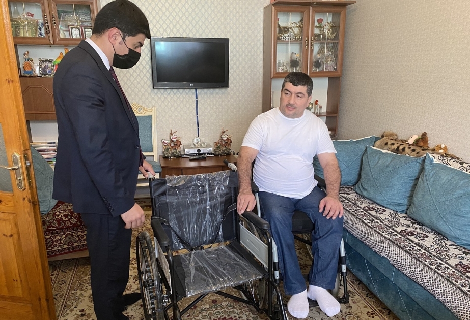 Bir qrup əlilliyi olan şəxsə evlərinə aparılaraq təkərli oturacaqlar təqdim edilib