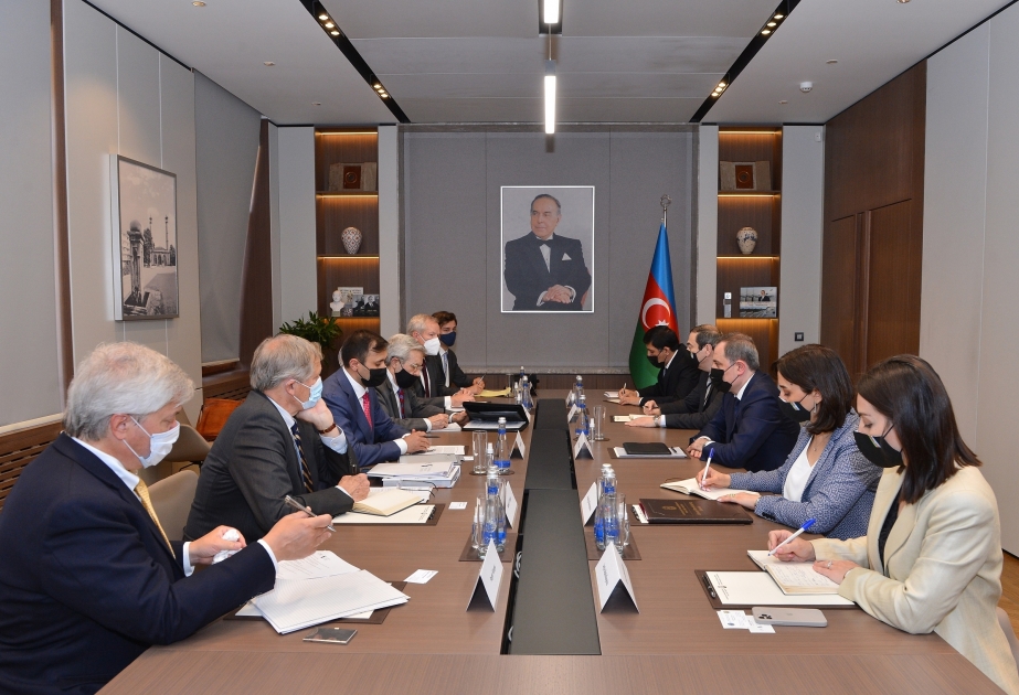 El Titular de Exteriores de Azerbaiyán se reúne con una delegación del Centro de Política del Caspio de Estados Unidos