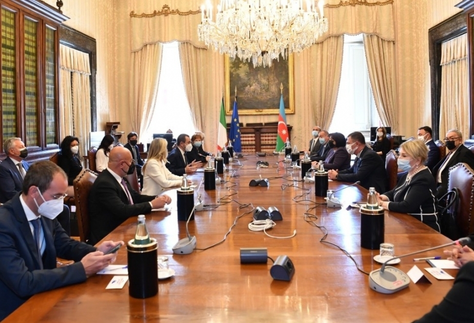 La presidenta del Parlamento se reúne con miembros del Grupo de Amistad Italia-Azerbaiyán